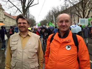 Mehrere Landtagskandidaten der Piraten in Brandenburg nahmen an der Energiewende-Demo am 22. März 2014 in Potsdam teil. Hier Thomas Langen (links) und Lutz Bommel (rechts)